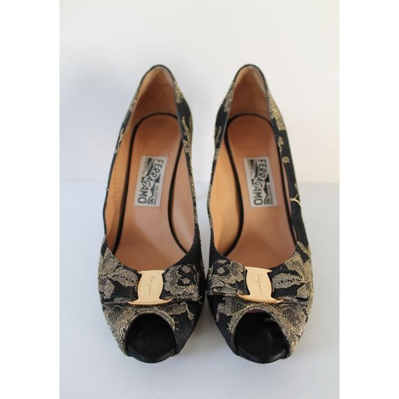 Salvatore Ferragamo Teodora Peep Toe Satin Lace Pumps Size 9.5 Black Gold - Picture 2 of 12